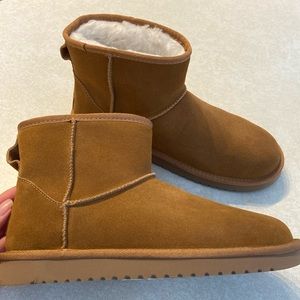 UGG koolaburra short boots. Size 8.